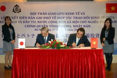Đại diện Bộ KH&ĐT và Chính quyền tỉnh Gunma ký kết Biên bản ghi nhớ hợp tác trao đổi kinh tế. Ảnh: Lê Tiên