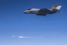 Tiêm kích F-35B phóng tên lửa AIM-120 trong một cuộc thử nghiệm. Ảnh:MarineTimes