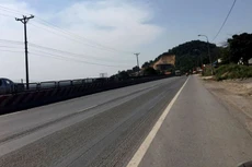 Những đoạn được chủ đầu tư cào bằng lớp sống trâu để lộ ra những viên đá nhỏ cùng rãnh gây khó khăn cho các phương tiện di chuyển và mất an toàn khi tham gia giao thông trên tuyến đường này.