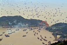 Tàu cá Trung Quốc ở Hải Nam ồ ạt kéo xuống Biển Đông đánh bắt. Ảnh:ChinaNews