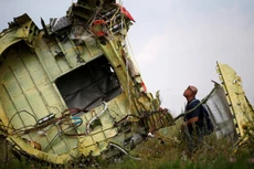 Hiện trường vụ rơi máy bay MH17. Ảnh: Reuters