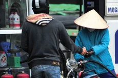 Từ ngày 18/3, thuế nhập khẩu xăng khoáng và xăng sinh học vẫn giữ nguyên ở mức 20%, dầu diesel giảm từ 10% xuống 7%, dầu hoả giảm từ 13% xuống 7%.