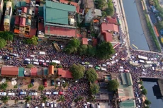 Người và xe chen cứng 'từng centimet' trong tắc đường Hà Nội