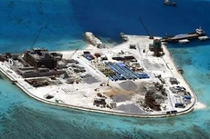 Hình ảnh cho thấy hoạt động bồi lấp và xây dựng trái phép của Trung Quốc tại một thực thể trên biển Đông - Ảnh: EPA/WSJ.