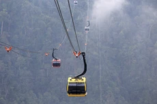 Chinh phục “nóc nhà Đông Dương” chỉ với 15 phút.