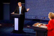 Hillary Clinton và Donald Trump trong cuộc tranh luận hôm 26/9. Ảnh:AFP