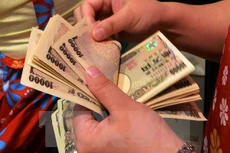 Kiểm đồng yen tại một ngân hàng ở Tokyo. (Nguồn: AFP/TTXVN)