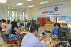 Nhiều người dân đã chọn lãi suất cao để gửi tiền vào ngân hàng.