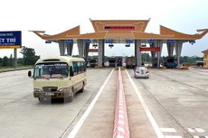 Xe dưới 7 chỗ được chạy qua cầu Việt Trì từ ngày 20/8. (Ảnh: Trung Kiên/TTXVN)