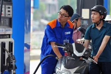 Mua 100.000 tiền xăng đóng 54.700 đồng thuế phí