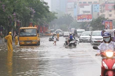 Hà Nội mưa lớn, nhiều tuyến phố biến thành sông
