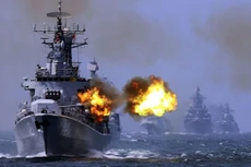 Tàu chiến Trung Quốc và Nga trong cuộc tập trận chung tại Biển Hoa Đông hồi tháng 5/2014. Ảnh:AP