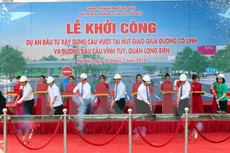 Các đại biểu thực hiện nghi thức động thổ công trình. (Ảnh: Huy Hùng/TTXVN)
