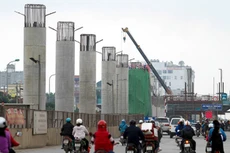 Dự án đường sắt đô thị Hà Nội tuyến Cát Linh - Hà Đông vốn vay ODA của Chính phủ Trung Quốc do tổng thầu Trung Quốc thi công, luôn chậm tiến độ thi công, nợ tiền nhà thầu phụ triền miên, xảy ra nhiều vụ tai nạn cho người đi đường - Ảnh: Nam Trần