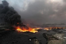 Lửa bốc lên từ các giếng dầu ở Qayyara, Iraq, hôm 29/8. Ảnh: Reuters
