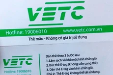 Thẻ E-tag (phần trên) được dán trên kính trước của xe để giao tiếp, tính phí tự động với trạm thu phí theo công nghệ không dừng - Ảnh: T.PHÙNG