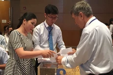 Cổ đông bỏ phiếu thông qua tờ trình. Ảnh: Lệ Chi.