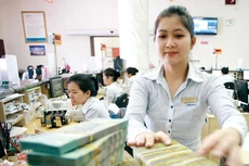 Việc ổn định lãi suất ngân hàng giúp người dân và doanh nghiệp giảm bớt tâm lý hoang mang. Ảnh: Lê Toàn