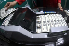 Giữ USD không còn lời - Ảnh: Ngọc Thạch