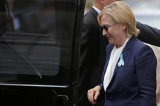 Bà Hillary Clinton ra về sớm lễ tưởng niệm vụ 11/9 . Ảnh: Reuters