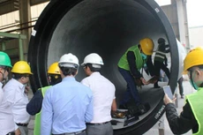 Đại diện chủ đầu tư Việt Nam kiểm tra ống nước của nhà thầu Ấn Độ