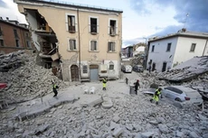 Hình ảnh đối lập của thị trấn Italy trước và sau động đất