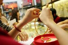 Vàng đang có vai trò là một phương tiện tích trữ tài sản, một loại hàng hóa được giao dịch hàng ngày trên thị trường, đang đáp ứng nhu cầu tiêu dùng của một bộ phận trong nền kinh tế. Vai trò đó không phải là sự lãng phí.