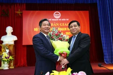 Bộ trưởng Nguyễn Chí Dũng chúc mừng nguyên Bộ trưởng Bùi Quang Vinh đã hoàn thành xuất sắc nhiệm vụ. Ảnh: Lê Tiên