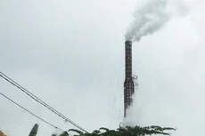 Lò gạch ngày đêm nhả khói vào môi trường tại huyện Sóc Sơn, thành phố Hà Nội. (Ảnh: PV/Vietnam+)