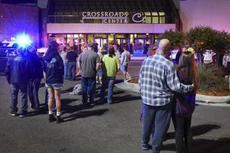 Người dân đứng ngoài trung tâm mua sắm Crossroads Center, thành phố St. Cloud, bang Minnesota, ngày 17/9. Ảnh: AP