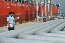 Công chức Hải quan cảng Sài Gòn khu vực 3 giám sát xăng dầu nhập khẩu. Ảnh: T.H