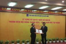 Chủ tịch Tập đoàn Dầu khí quốc gia Việt Nam, ông Nguyễn Quốc Khánh trao quyết định bổ nhiệm cho ông Nguyễn Vũ Trường Sơn. Ảnh: Đức Dũng