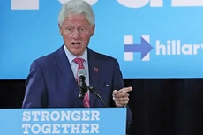 Ông Clinton nói Kim Jong-un "hiếu chiến" hơn cha và ông nội. Ảnh: Yonhap.