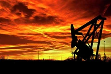 Giá dầu tăng mạnh, vượt 40 USD/thùng