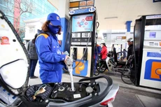 Việc quản lý giá xăng bị cho là có nhiều lỗ hổng - Ảnh: Ngọc Thắng