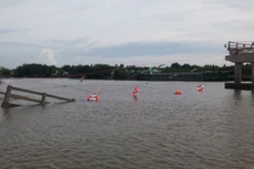 Một phần nguyên nhân khiến cầu Ô Rô bị sập là do cây cầu này nằm ngay cạnh khu vực ngã ba, nước chảy rất siết. Ảnh: Gia An