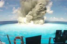 Tàu chiến Mỹ đứng vững trước vụ nổ lớn trên biển