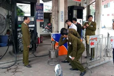 Đoàn liên ngành phát hiện 2/3 cửa hàng của Công ty cổ phần xăng dầu chất đốt Hà Nội có gắn chip để "móc túi" khách hàng. (ảnh: Tiến Nguyên)