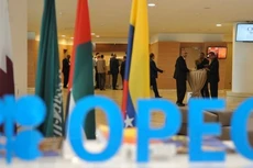 Giá dầu tăng vọt vì OPEC đồng ý giảm sản xuất