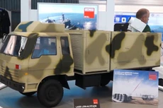 Mô hình súng laser LAG II gắn trên xe tải được Trung Quốc trưng bày. Ảnh: Popsci