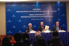 Chủ tịch WB Jim Yong Kim (giữa) chủ trì buổi họp báo.
