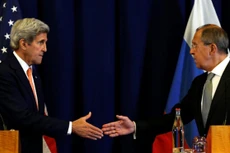 Ngoại trưởng Mỹ bắt tay với người đồng cấp Nga trong cuộc họp báo tại Geneva, Thụy Sĩ. Ảnh: Reuters