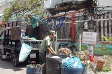 TP.HCM thí điểm đấu thầu thu gom, vận chuyển chất thải rắn sinh hoạt từ năm 2008. Ảnh: Huyền Trang