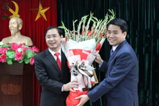 Ông Nguyễn Đức Chung, Chủ tịch UBND TP. Hà Nội trao quyết định bổ nhiệm Giám đốc Sở Kế hoạch và Đầu tư cho ông Nguyễn Văn Tứ (ảnh VP UBND)