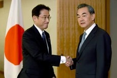Ngoại trưởng Nhật Bản Fumio Kishida (trái) bắt tay người đồng cấp Trung Quốc Vương Nghị trong cuộc gặp ngày 24/8 tại Tokyo. Ảnh: Reuters.
