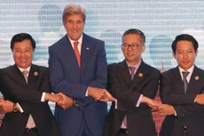 Phó thủ tướng, Bộ trưởng Ngoại giao Phạm Bình Minh, ngoài cùng bên trái, và các nước đối tác tham dự cuộc họp của ASEAN. Ảnh: TTXVN