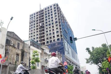 Sau hơn 7 tháng bị phát hiện sai phạm trong xây dựng, chủ đầu tư dự án 8B Lê Trực vẫn chưa hoàn thành việc phá dỡ phần diện tích sai phạm
