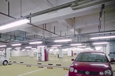 Một hầm gửi xe tại trung tâm thương mại.