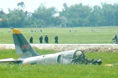 Máy bay quân sự cày một đoạn quốc lộ rồi lao xuống cánh đồng