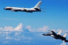 Máy bay ném bom H-6K của Trung Quốc (trên) và chiến đấu cơ Su-30 tập trận ở biển Hoa Đông. Ảnh:SCMP.